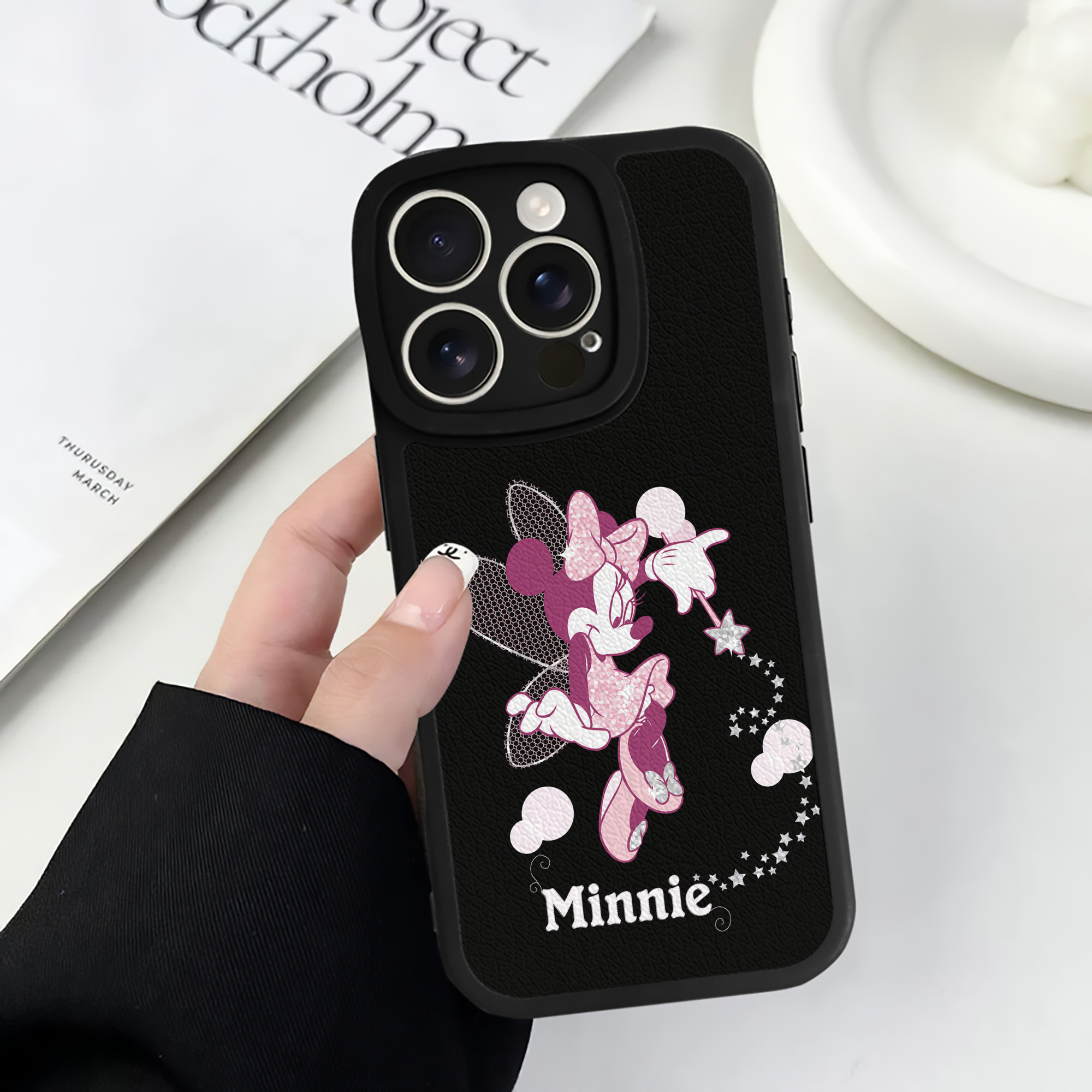 （画像用） ミッキーマウス Mickey Mouse 【iPhone 16シリーズ対応】シリコンスマホケース（レザー調） 材質：シリコン